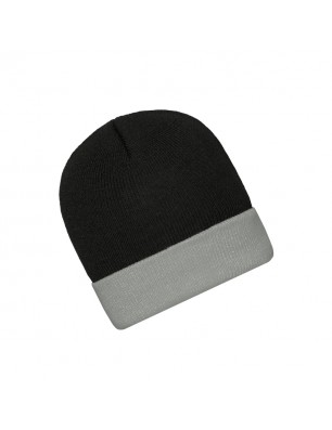 Classic knitted cap with brim