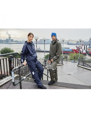 Practical unisex rain jacket to draw over, versatile