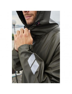 Practical unisex rain jacket to draw over, versatile