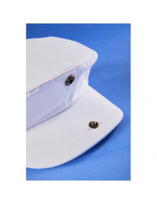 Flat hat with press-stud on the peak