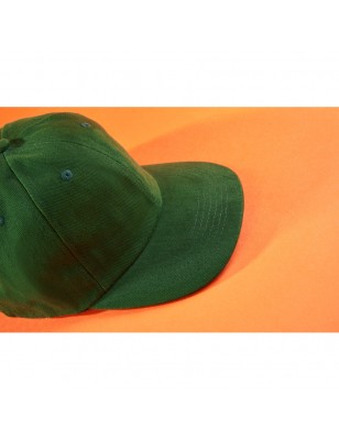 Classic 6 panel cap with close-fitting front panels