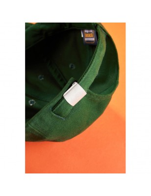 Classic 6 panel cap with close-fitting front panels